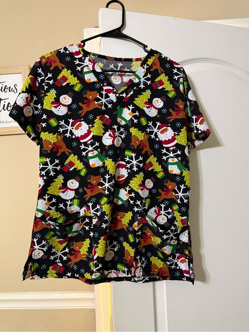 Women’s Scrub Holiday Print V-Neck Top